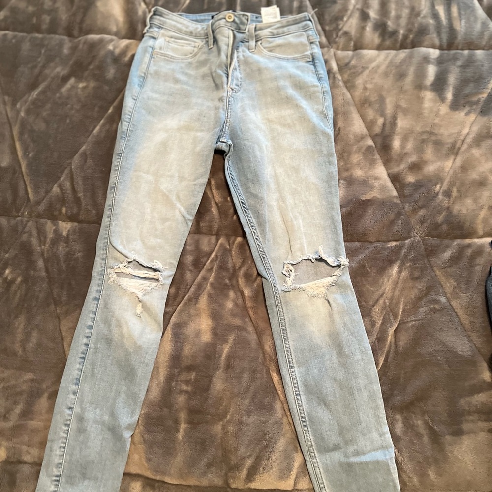 Hollister Light wash ripped skinny jeans —- size 7R
